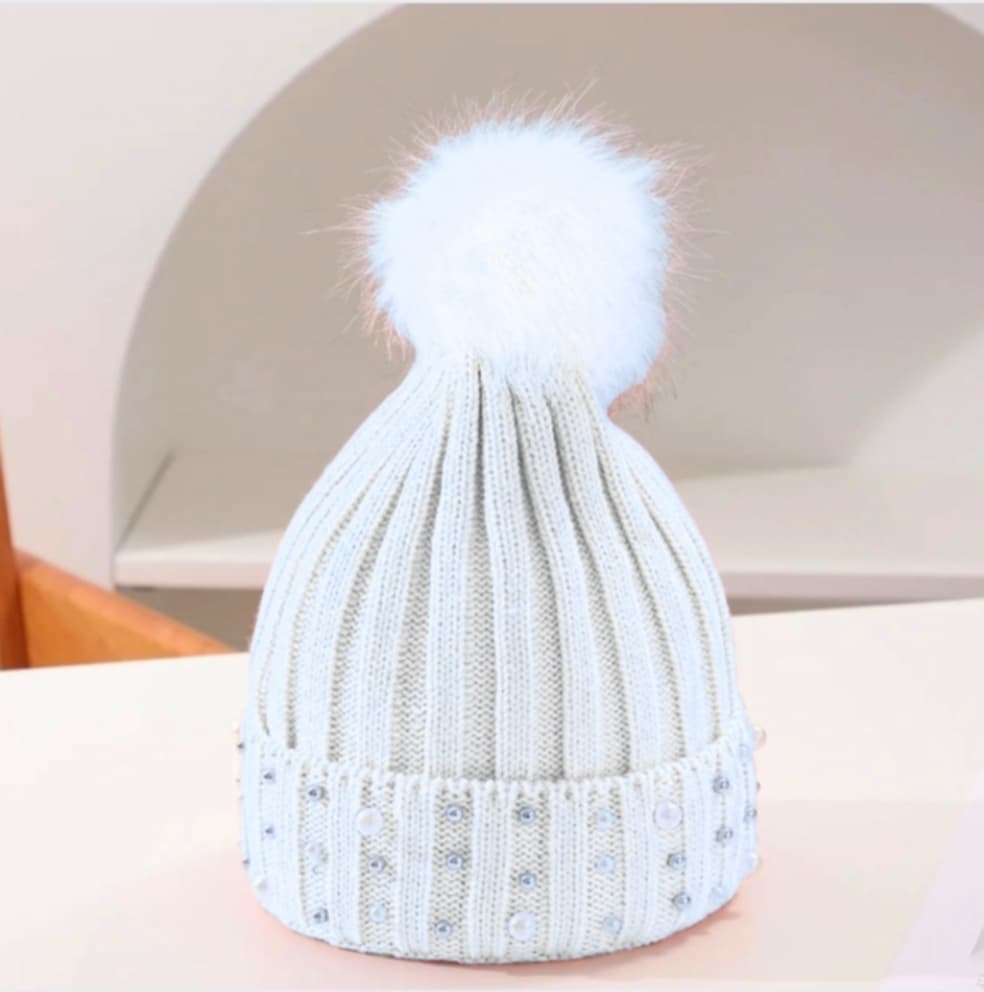 Pom Poms Pearl Cap