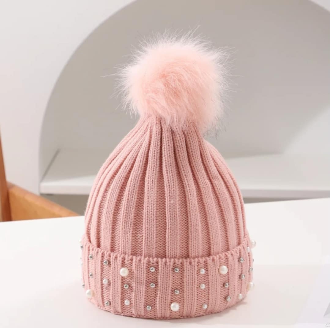 Pom Poms Pearl Cap